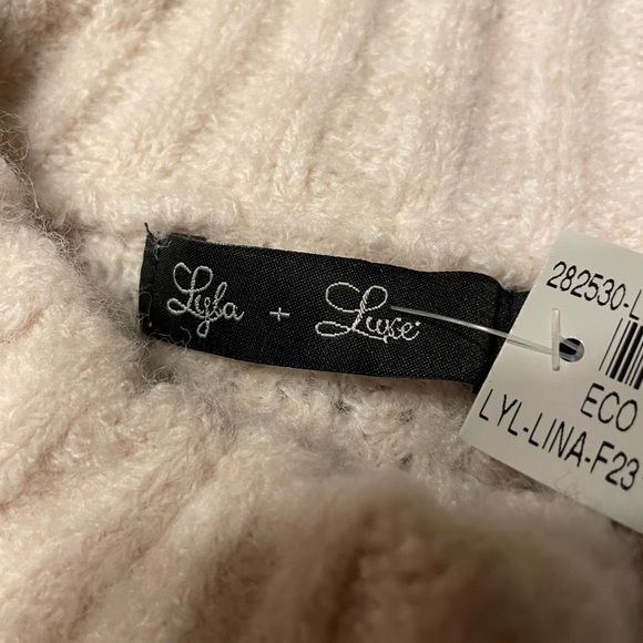 Lyla + Luxe NWT sleeveless sweater. Color cream. Size L - Picture 5 of 10